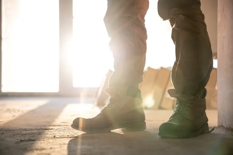 Trabalhador utilizando botas de seguranca em canteiro de obras